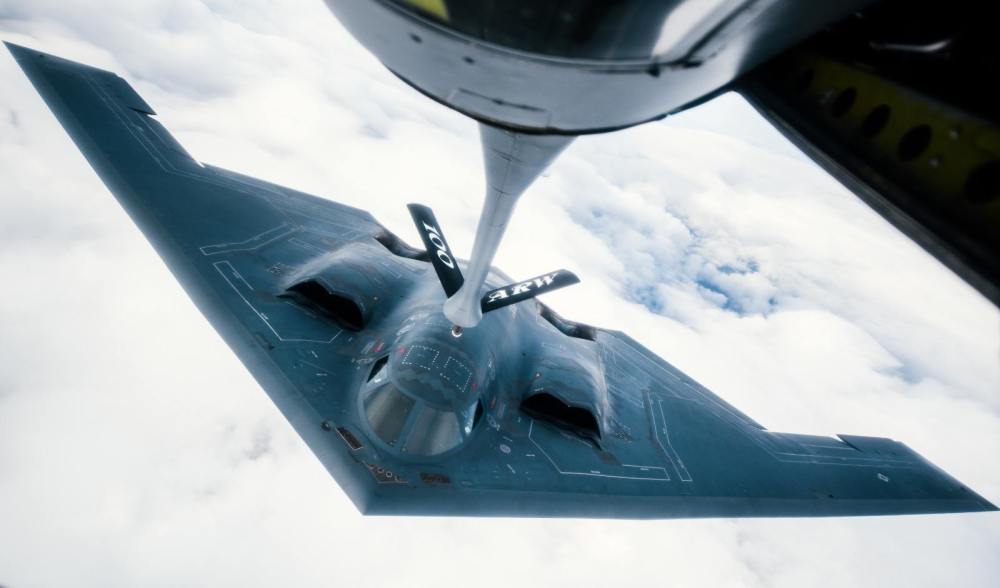 B-2隱形戰(zhàn)斗轟炸機(jī)，空中巨翼的傳奇，B-2隱形戰(zhàn)斗轟炸機(jī)，空中巨翼的傳奇之旅