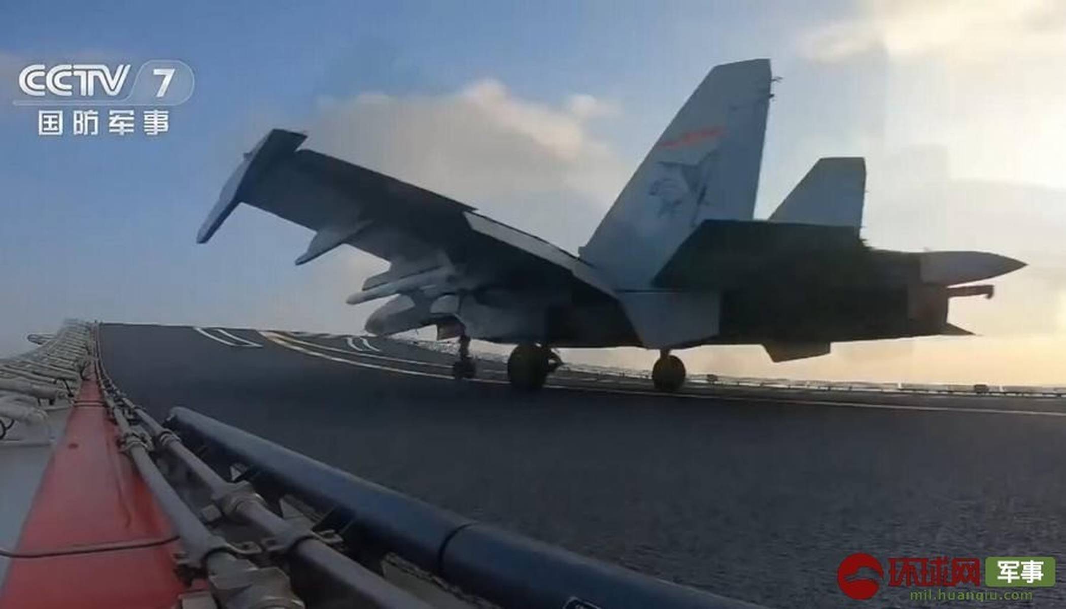 殲-15戰(zhàn)機(jī)在山東艦航母起降的輝煌歷程，殲-15戰(zhàn)機(jī)在山東艦航母起降的輝煌歷程揭秘