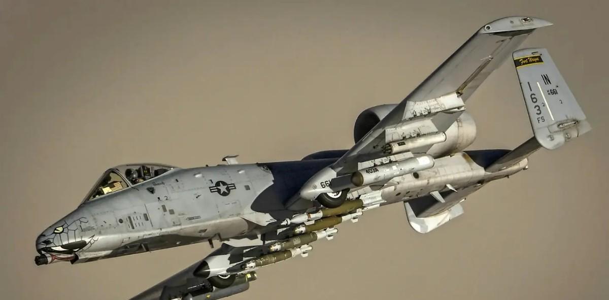 揭秘A-10攻擊機(jī)滿載的威力與戰(zhàn)略價(jià)值，A-10攻擊機(jī)威力與戰(zhàn)略價(jià)值深度解析