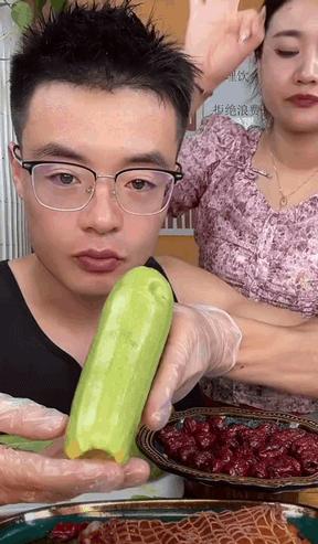 閱兵方陣中的鐵骨錚錚——士兵們的腰桿挺直，閱兵方陣中的鐵骨錚錚，士兵們的堅定腰桿展現(xiàn)榮耀風(fēng)采