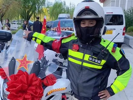 淄博國(guó)賓護(hù)衛(wèi)隊(duì)，榮耀與擔(dān)當(dāng)?shù)南笳?，淄博?guó)賓護(hù)衛(wèi)隊(duì)，榮耀與擔(dān)當(dāng)?shù)牡浞? class=