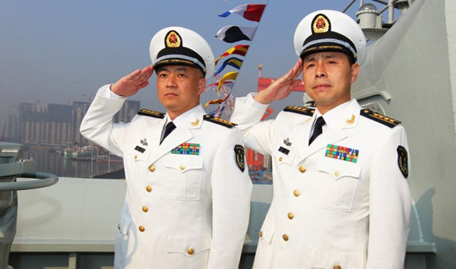 遼寧艦副艦長亮相，展現(xiàn)中國海軍力量的新標(biāo)桿，遼寧艦副艦長亮相，中國海軍力量的新標(biāo)桿形象展現(xiàn)