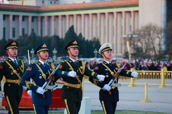 三軍儀仗隊(duì)升旗——榮耀與責(zé)任的象征，三軍儀仗隊(duì)升旗，榮耀與責(zé)任的標(biāo)志