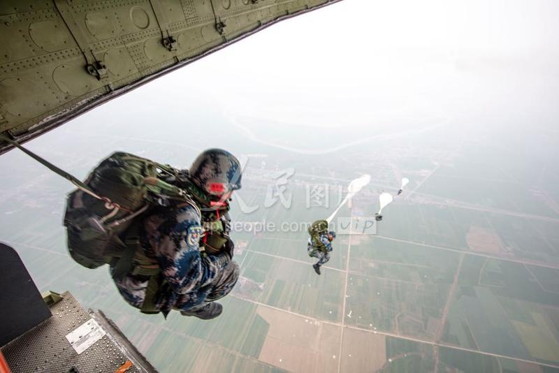 湖北荊門(mén)空降兵，英勇無(wú)畏，忠誠(chéng)擔(dān)當(dāng)，湖北荊門(mén)英勇空降兵，忠誠(chéng)擔(dān)當(dāng)，無(wú)畏前行