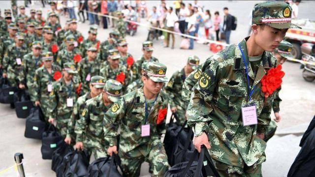 積極應(yīng)征入伍，青春熱血鑄軍魂，青春熱血，投身軍旅鑄軍魂