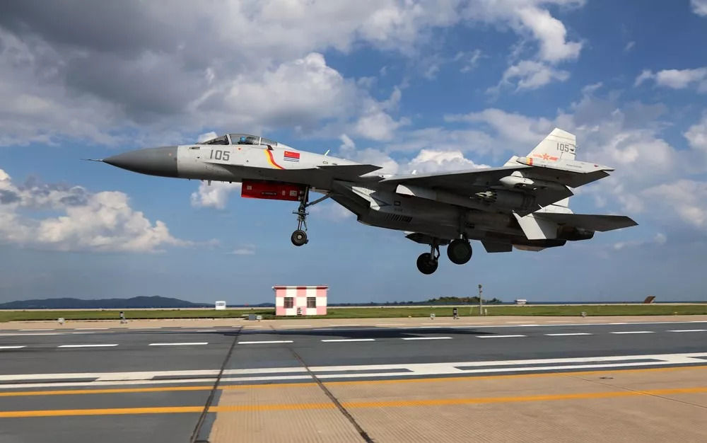 遼寧艦起降殲-15戰(zhàn)斗機視頻，展現(xiàn)中國海軍航空力量的壯麗瞬間，遼寧艦殲-15戰(zhàn)斗機起降瞬間，展現(xiàn)中國海軍航空力量的震撼時刻