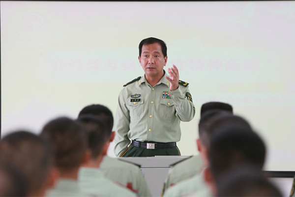 丁曉兵軍階，榮耀與擔(dān)當(dāng)?shù)南笳鳎员婋A，榮耀與擔(dān)當(dāng)?shù)南笳鳂?biāo)簽