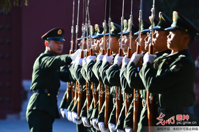 三軍儀仗隊(duì)操槍高清視頻，展現(xiàn)榮耀與威嚴(yán)，三軍儀仗隊(duì)操槍視頻，榮耀與威嚴(yán)的展現(xiàn)
