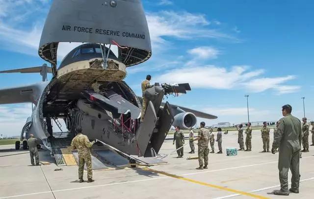 C130運(yùn)輸機(jī)貨艙尺寸及其在空中物流領(lǐng)域的應(yīng)用，C130運(yùn)輸機(jī)貨艙尺寸及空中物流應(yīng)用探究