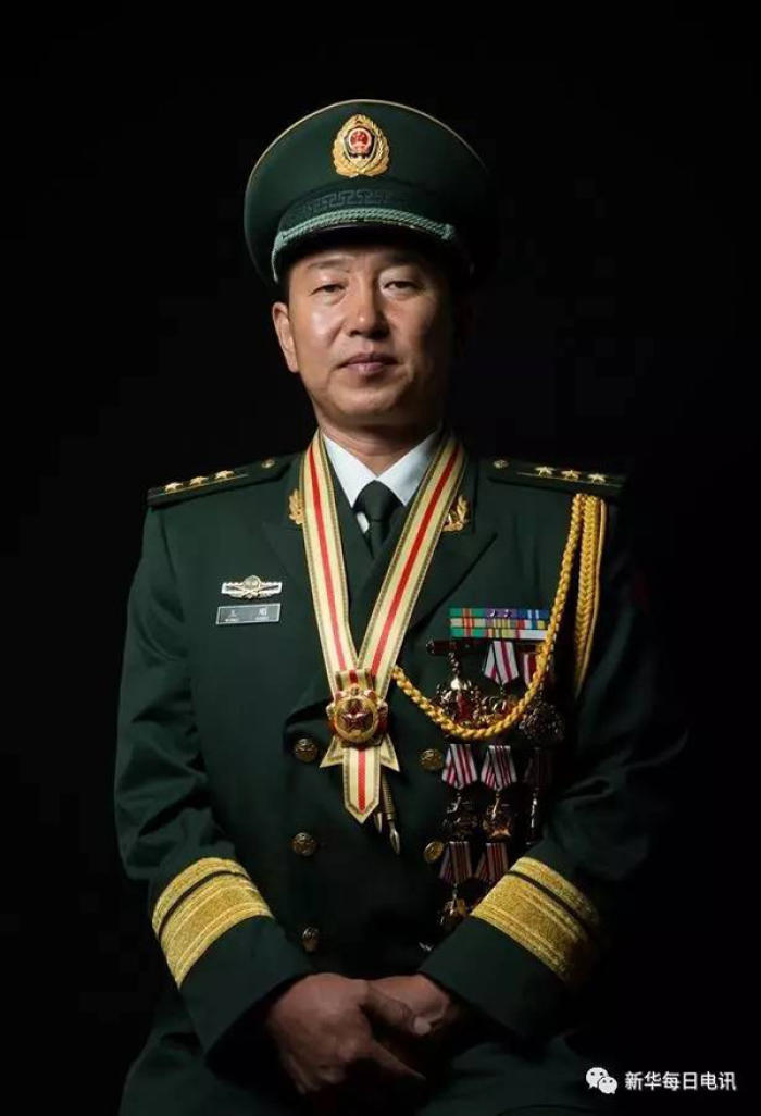 八一勛章獲得者，榮耀與擔(dān)當(dāng)?shù)南笳鳎艘粍渍芦@得者，榮耀與擔(dān)當(dāng)?shù)南笳?，彰顯英雄本色