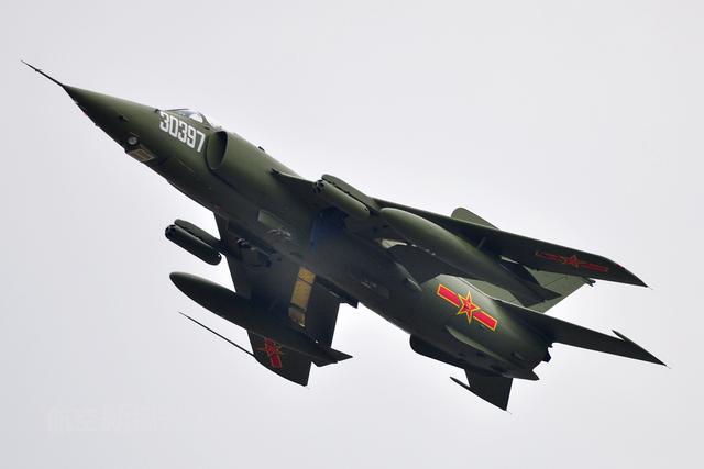 強5攻擊機與A6攻擊機，空中力量的雙重威脅，強5攻擊機與A6攻擊機，空中力量的雙重威脅對比解析