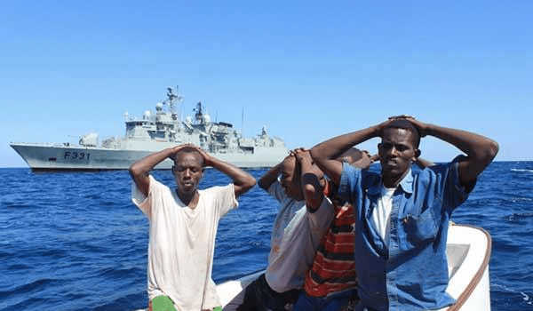 中國海軍的英勇行動，抓獲海盜過程中的體重增長與挑戰(zhàn)，中國海軍擒海盜行動中的體重增長與挑戰(zhàn)，英勇行動揭秘