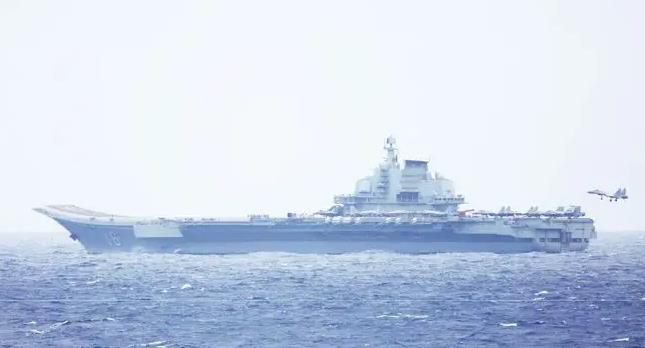 日本海驚現(xiàn)遼寧艦起降殲-15，一次歷史性的自拍，日本海域遼寧艦起降殲-15，歷史性瞬間自拍