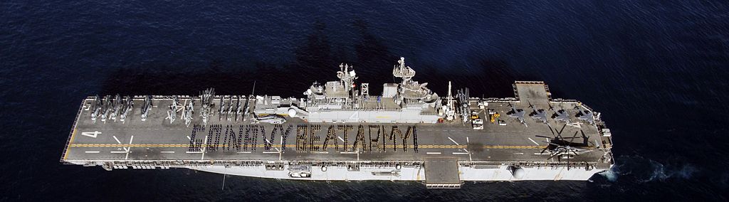 黃蜂級(jí)兩棲攻擊艦的載機(jī)能力探討，黃蜂級(jí)兩棲攻擊艦載機(jī)能力解析