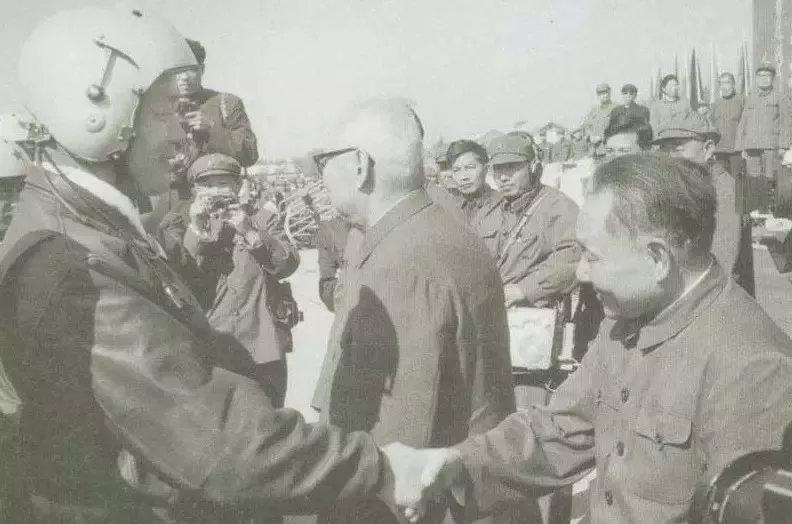 解放軍報現(xiàn)任社長，引領(lǐng)主流輿論，展現(xiàn)大國軍隊風(fēng)采，解放軍報社長引領(lǐng)主流輿論，展現(xiàn)大國軍隊風(fēng)采的魅力標(biāo)題