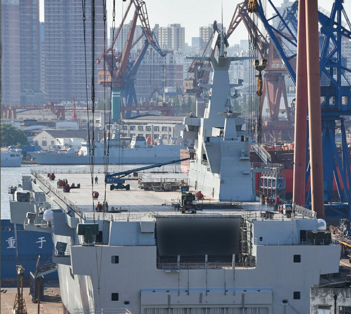 揭秘中國(guó)海軍的驕傲，075型兩棲攻擊艦的長(zhǎng)寬高，中國(guó)海軍的驕傲，揭秘075型兩棲攻擊艦的長(zhǎng)寬高參數(shù)解析