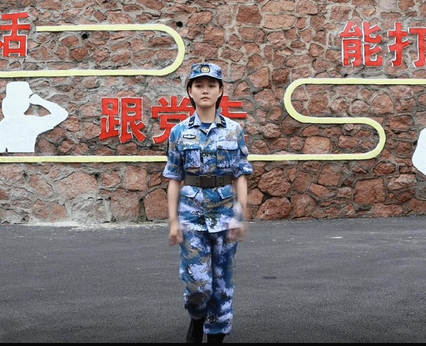 新式迷彩服亮相，引領(lǐng)軍事服飾革新的潮流，軍事服飾革新引領(lǐng)潮流，全新迷彩服亮相驚艷亮相