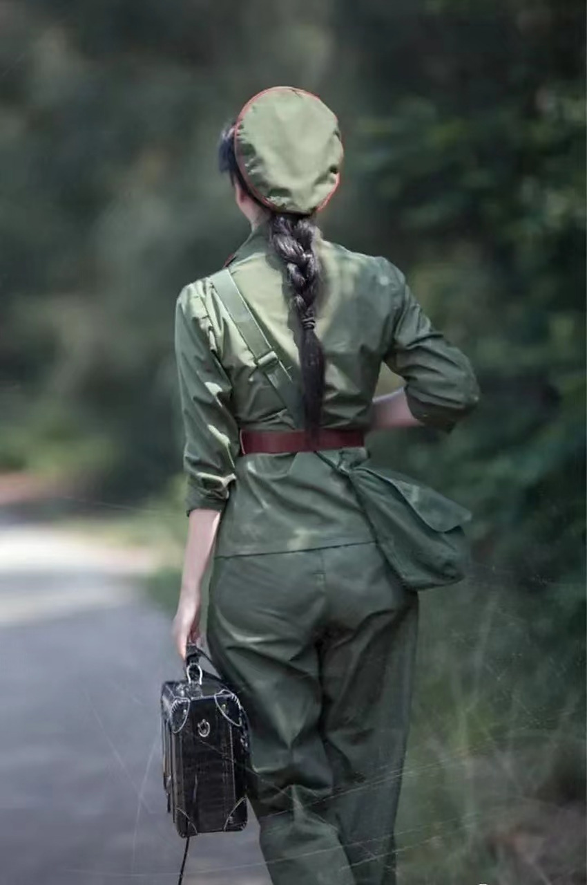 軍裝背影照片女，榮耀與驕傲的象征，軍裝背影女，榮耀與驕傲的化身