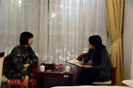 臺(tái)灣女兵接受采訪，展現(xiàn)新時(shí)代女性的力量與擔(dān)當(dāng)，臺(tái)灣女兵展現(xiàn)新時(shí)代力量與擔(dān)當(dāng)，女性力量在戰(zhàn)場(chǎng)上的崛起