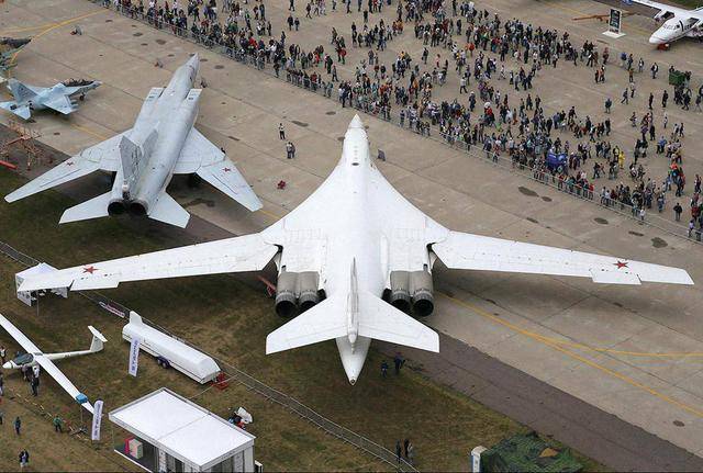 圖22M3逆火轟炸機(jī)長(zhǎng)度，深入解析冷戰(zhàn)巨型的尺寸與性能，冷戰(zhàn)巨無(wú)霸，圖-22M3逆火轟炸機(jī)的尺寸與性能深度解析