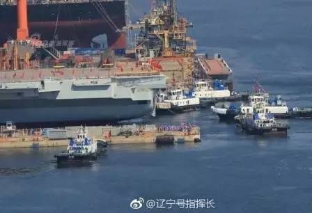 航母下水儀式中的香檳，榮耀與夢(mèng)想的交匯，航母下水儀式，香檳慶祝榮耀與夢(mèng)想的交匯