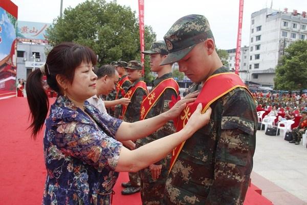 離別開出花，征兵宣傳片中的青春誓言與英雄啟程，征兵宣傳片中的青春誓言與英雄啟程，離別之花綻放之際