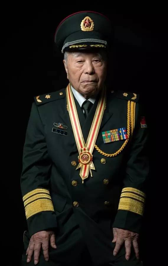 解放軍八一勛章獲得者的榮耀與擔(dān)當(dāng)，解放軍八一勛章獲得者，榮耀與擔(dān)當(dāng)?shù)牡浞? class=