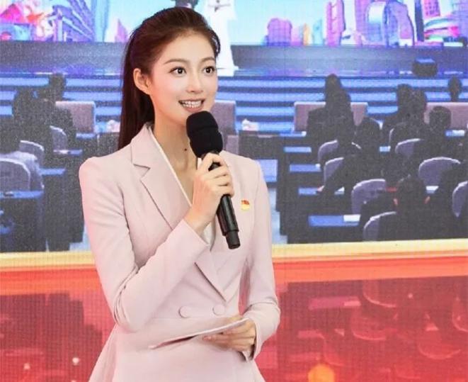 軍事女主持人馮琳，專業(yè)與魅力的完美結(jié)合，馮琳，軍事女主持人專業(yè)魅力閃耀