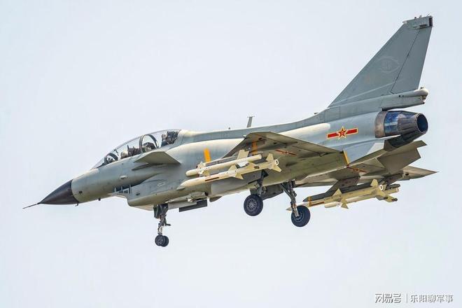 雅克130戰(zhàn)斗機與殲10A，兩款優(yōu)秀戰(zhàn)斗機的比較，雅克130與殲10A戰(zhàn)斗機，性能比較與優(yōu)劣分析