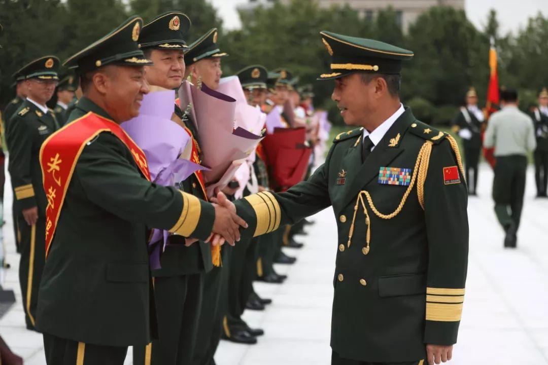 袁晉爽在三軍儀仗隊中的風采，一名隊員的視頻啟示，袁晉爽在三軍儀仗隊的風采，隊員視頻揭示的啟示