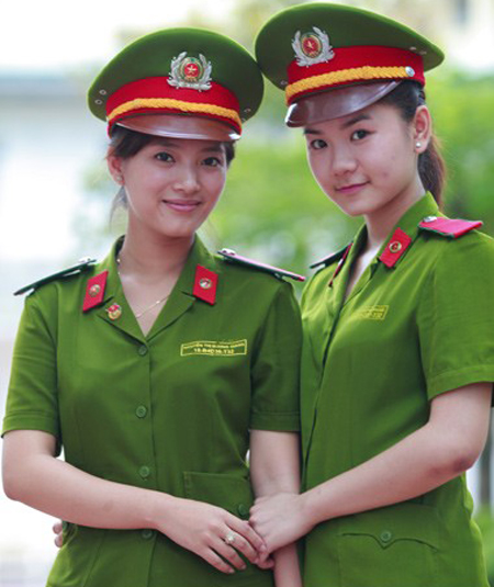 中國(guó)女兵，長(zhǎng)筒鞋與短裙下的堅(jiān)韌與美麗，中國(guó)女兵，堅(jiān)韌與美麗的長(zhǎng)筒鞋與短裙故事