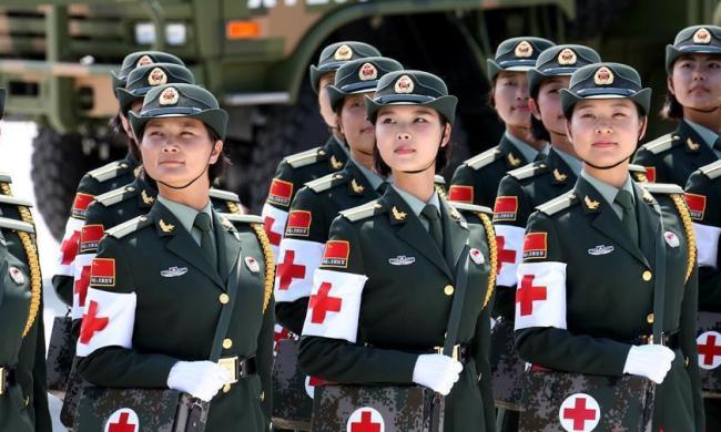 國慶70周年閱兵女兵方隊圖片，展現(xiàn)巾幗英雄的風采，國慶70周年閱兵女兵方隊風采，巾幗英雄展現(xiàn)雄姿