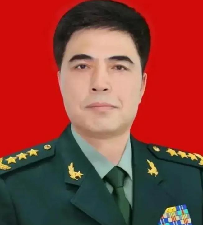 集團(tuán)軍軍長是中將嗎——關(guān)于軍隊(duì)職務(wù)與軍銜的探討，集團(tuán)軍軍長軍銜是否為中將，軍隊(duì)職務(wù)與軍銜深度解析