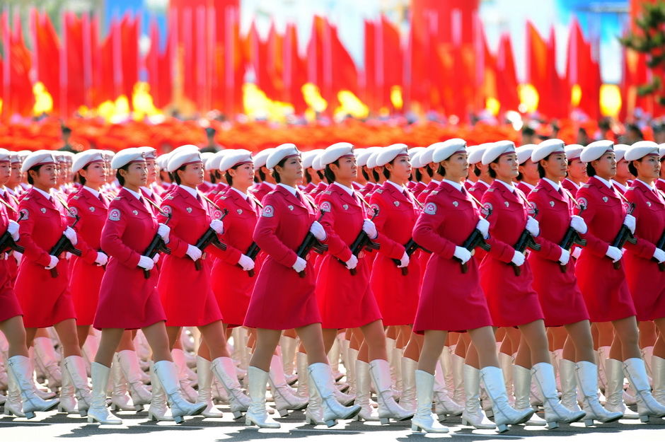 女民兵閱兵方隊高清大圖，展現(xiàn)新時代巾幗英雄的颯爽英姿，女民兵閱兵方隊風(fēng)采，新時代巾幗英雄的颯爽英姿高清大圖展示