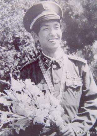 獨(dú)臂長(zhǎng)官丁曉兵，英雄之魂，不滅之光，獨(dú)臂長(zhǎng)官丁曉兵，英雄之魂，不滅之光