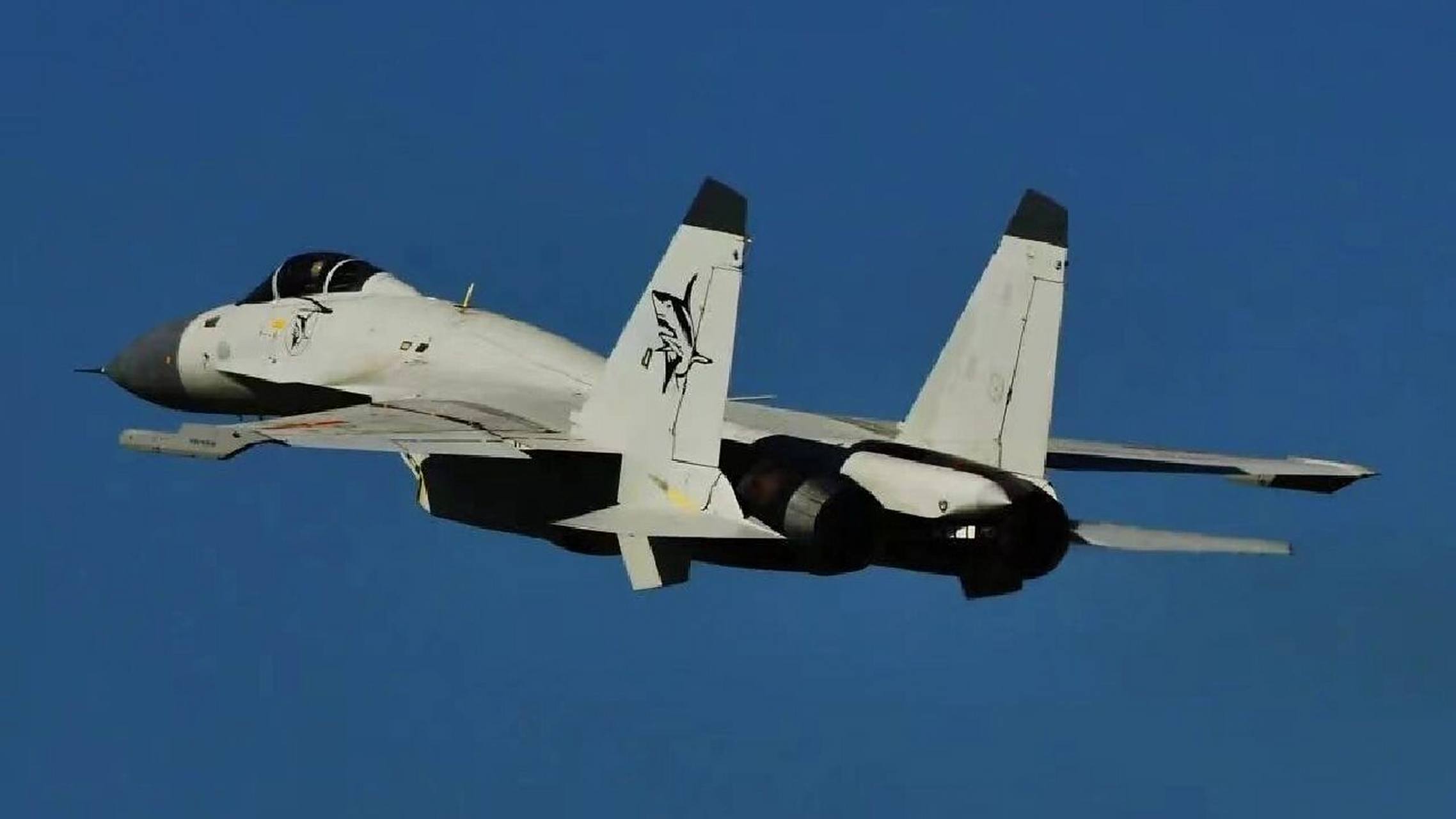 殲-15，唯一在役重型艦載戰(zhàn)斗機(jī)的卓越性能與戰(zhàn)略價(jià)值，殲-15重型艦載戰(zhàn)斗機(jī)，卓越性能與戰(zhàn)略價(jià)值的體現(xiàn)
