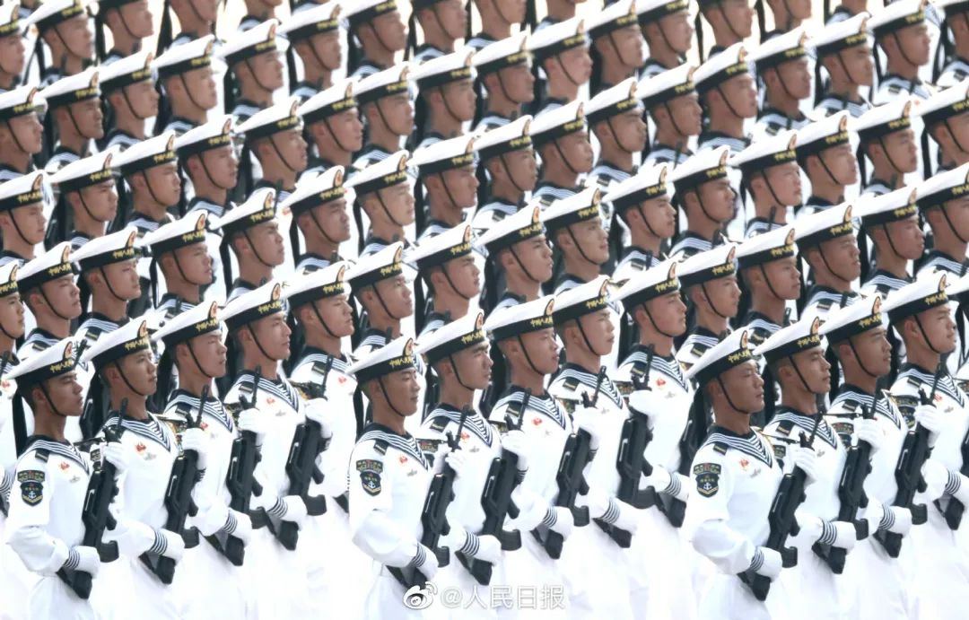 閱兵方陣中的鐵骨錚錚——士兵們的腰桿挺直，閱兵方陣中的鐵骨錚錚——士兵風采，腰桿挺直，意志堅定