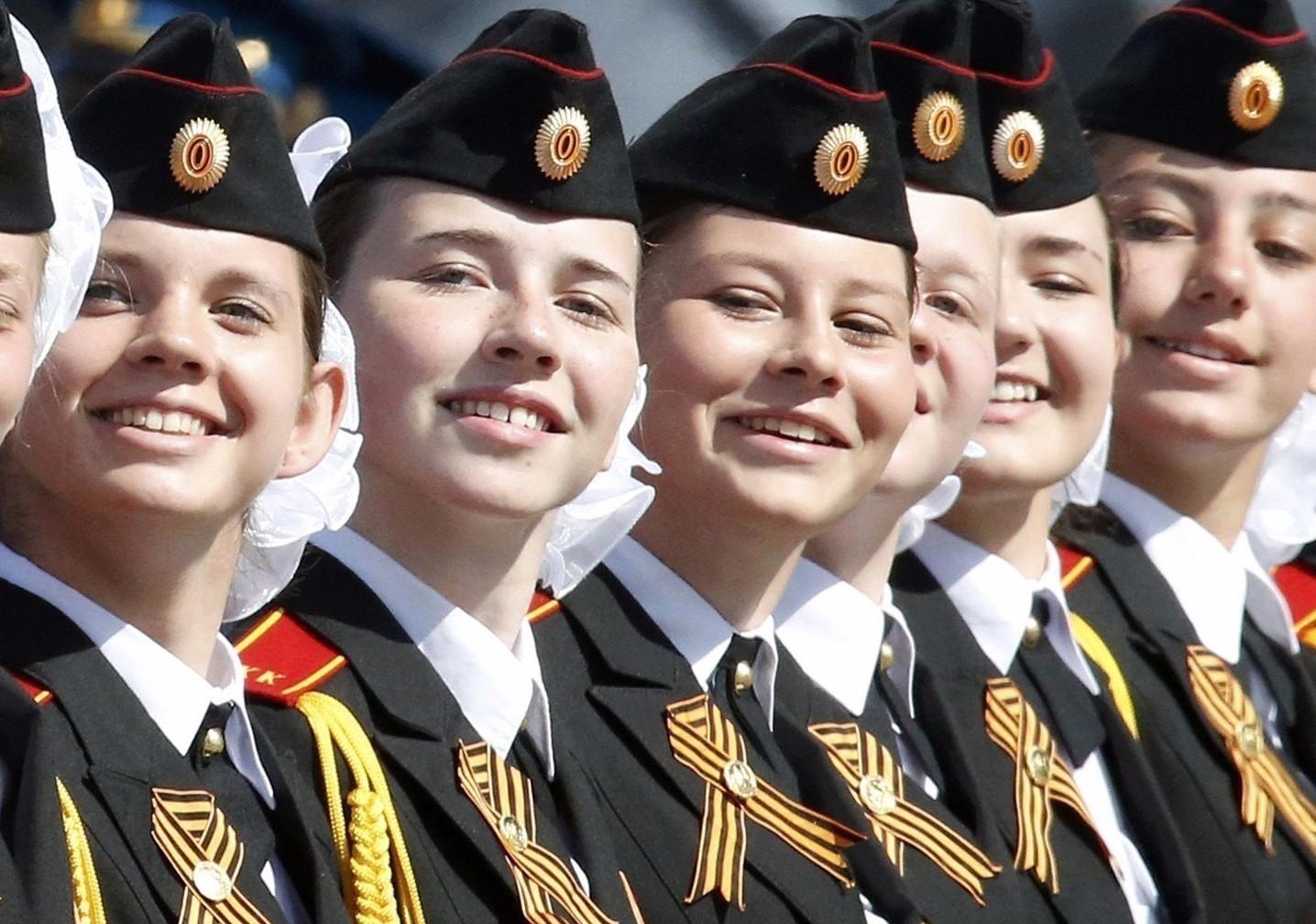 中國女兵儀仗隊(duì)在俄羅斯的盛大閱兵，中國女兵儀仗隊(duì)在俄羅斯盛大閱兵展現(xiàn)風(fēng)采