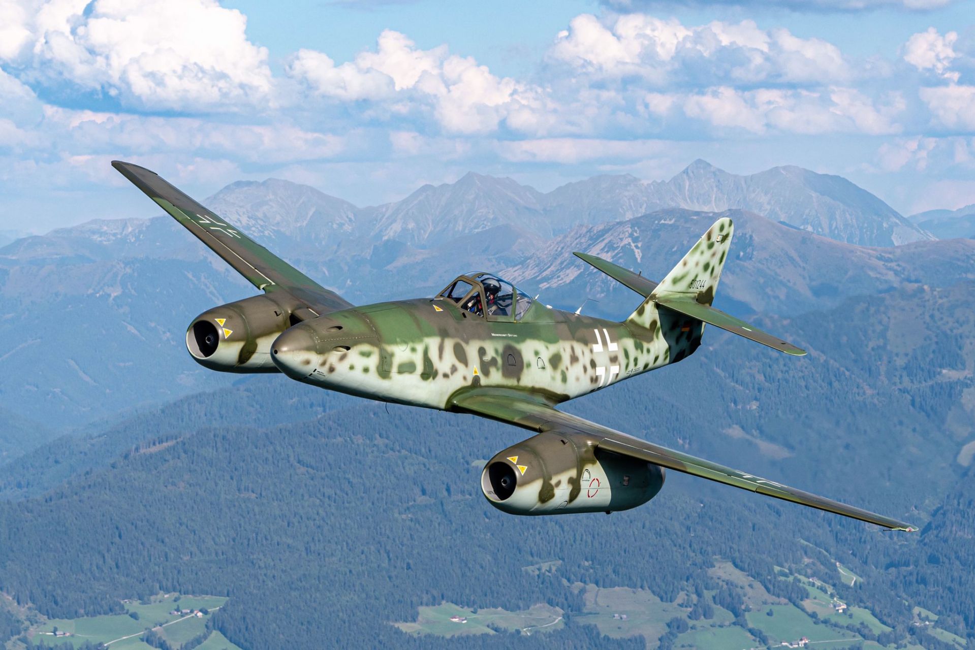 Me262戰(zhàn)斗機(jī)與米格9戰(zhàn)斗機(jī)的空中對(duì)決，歷史與性能對(duì)比，Me262與米格9戰(zhàn)斗機(jī)，空中對(duì)決的歷史與性能對(duì)比