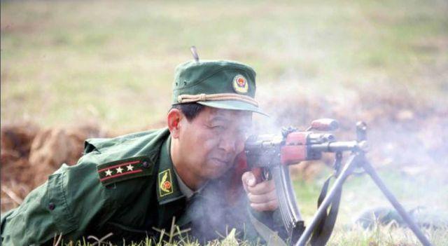 揭秘丁曉兵斷臂圖片背后的畫家故事，揭秘丁曉兵斷臂圖片背后的畫家傳奇故事