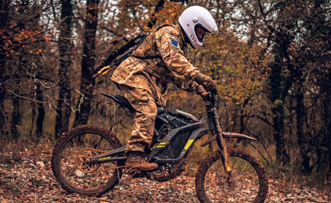 殲-16攔截外軍飛機，展現(xiàn)空中力量的威嚴與擔當，殲-16展現(xiàn)空中力量威嚴與擔當，成功攔截外軍飛機