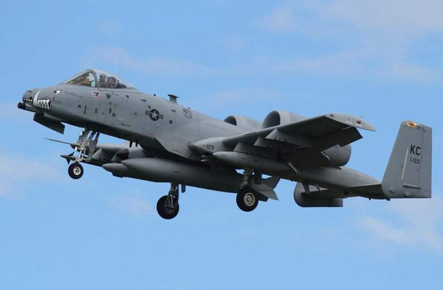 A-10攻擊機(jī)的航程，力量與耐力的完美結(jié)合，A-10攻擊機(jī)，航程、力量與耐力的巔峰融合
