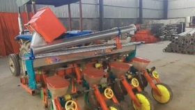 中國最先進玉米播種機，引領農(nóng)業(yè)技術革新，中國領先農(nóng)業(yè)技術革新，最先進玉米播種機亮相