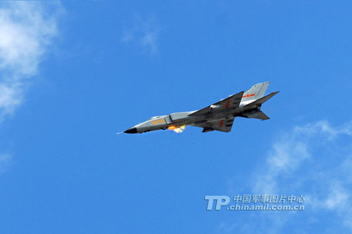 鶻鷹戰(zhàn)機(jī)現(xiàn)身沈飛機(jī)場(chǎng)，揭示中國(guó)航空工業(yè)的嶄新篇章，沈飛機(jī)場(chǎng)現(xiàn)鶻鷹戰(zhàn)機(jī)，中國(guó)航空工業(yè)嶄露頭角