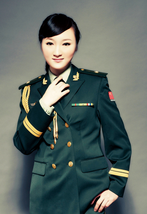 女兵程誠的生活照，堅韌與柔美的交織，女兵程誠的生活照，堅韌與柔美交織的風采