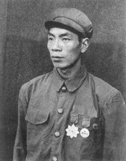 抗美援朝英雄楊根思連長(zhǎng)，英勇無(wú)畏，忠誠(chéng)擔(dān)當(dāng)，抗美援朝英雄楊根思連長(zhǎng)，英勇無(wú)畏，忠誠(chéng)擔(dān)當(dāng)?shù)膲雅e永載史冊(cè)