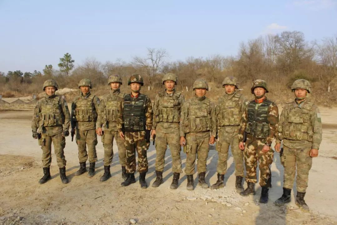 陸軍星空迷彩作訓(xùn)服，展現(xiàn)新時代軍威的圖片與解析，陸軍星空迷彩作訓(xùn)服，展現(xiàn)新時代軍威的圖文解析