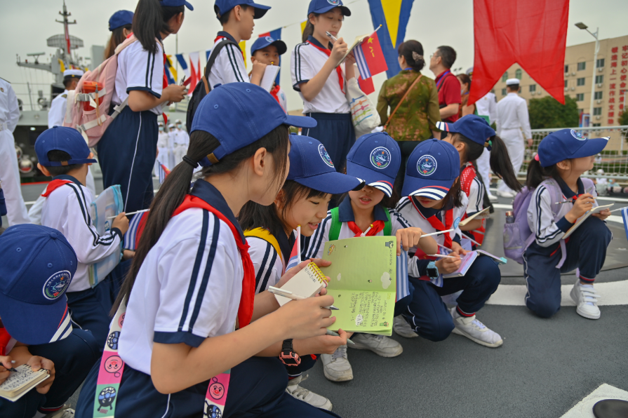 海軍節(jié)有感，榮耀與擔(dān)當(dāng)?shù)暮Ｑ笾?，海軍?jié)有感，榮耀海洋之歌與擔(dān)當(dāng)使命的交響