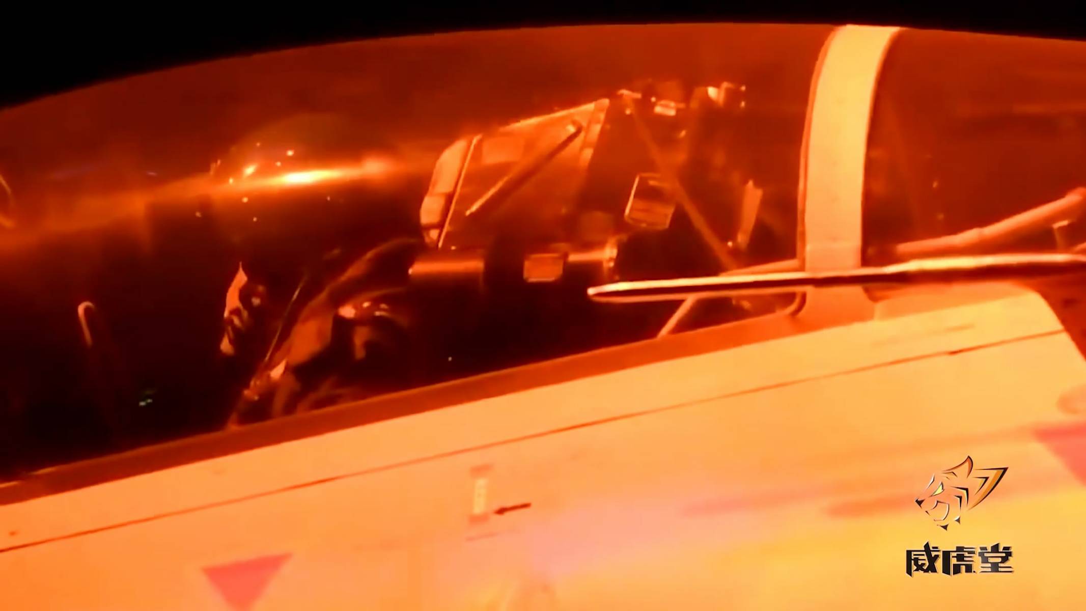 實(shí)拍殲-15夜間著艦恐怖12秒，揭秘英勇瞬間的背后故事，揭秘殲-15夜間著艦驚險(xiǎn)瞬間，英勇背后的故事曝光