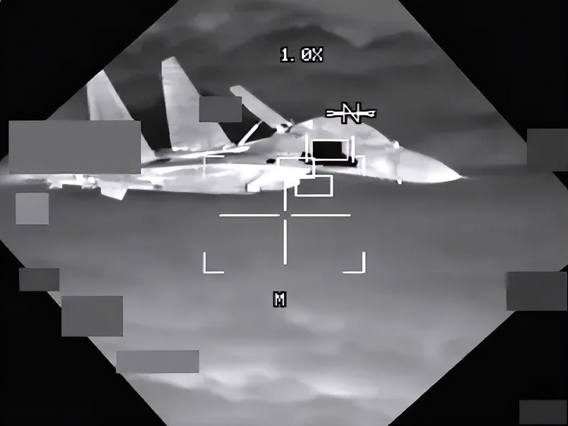 殲-11在南海的英勇攔截，對B-52轟炸機(jī)的戰(zhàn)略應(yīng)對，殲-11南海英勇攔截，戰(zhàn)略應(yīng)對B-52轟炸機(jī)挑戰(zhàn)